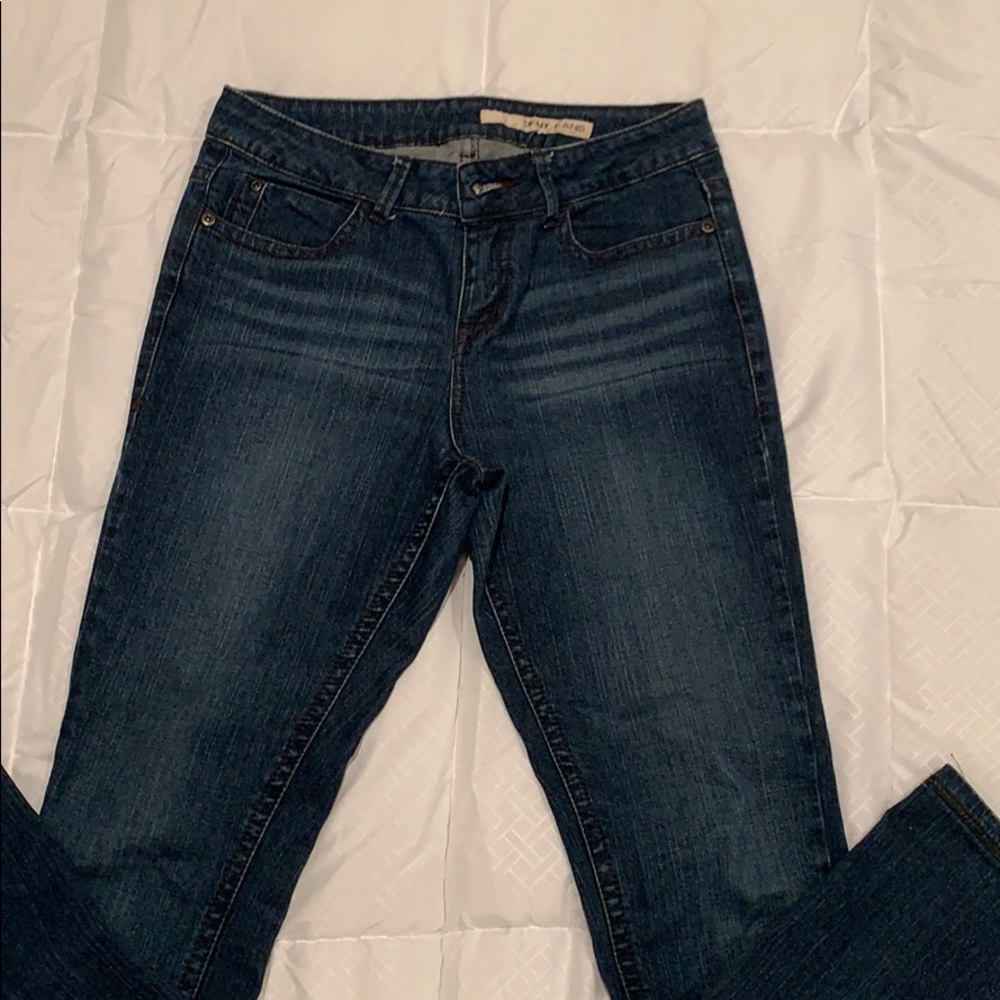 Stretchy jeans with accents on back pockets